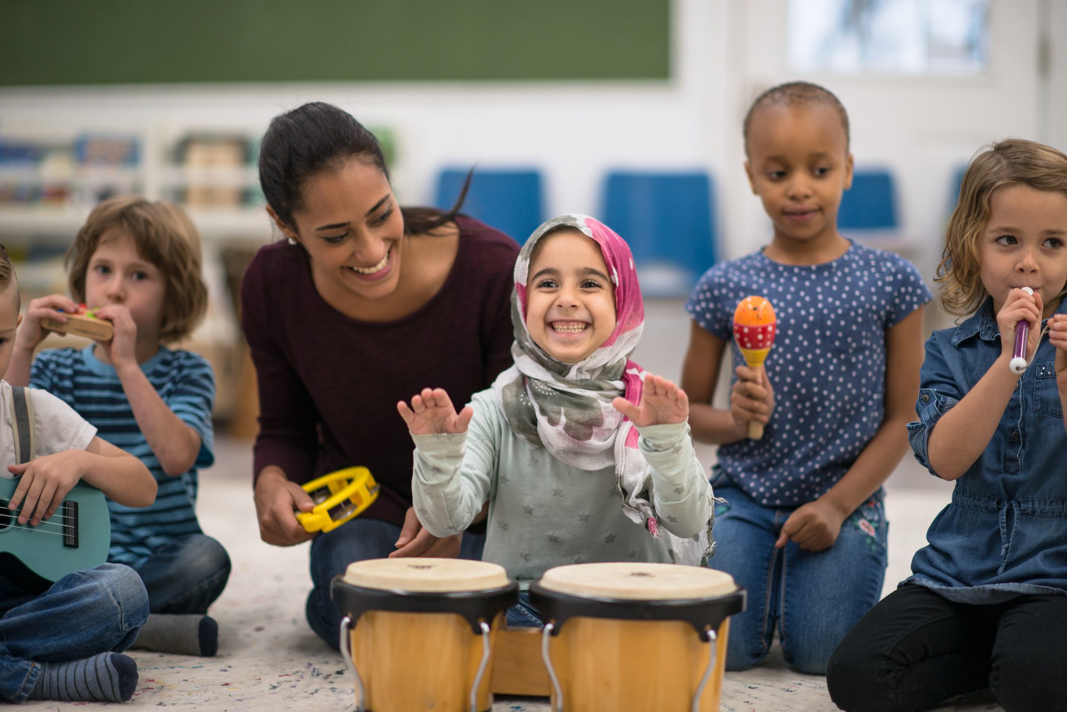 Kids having fun and playing music in class volunteer