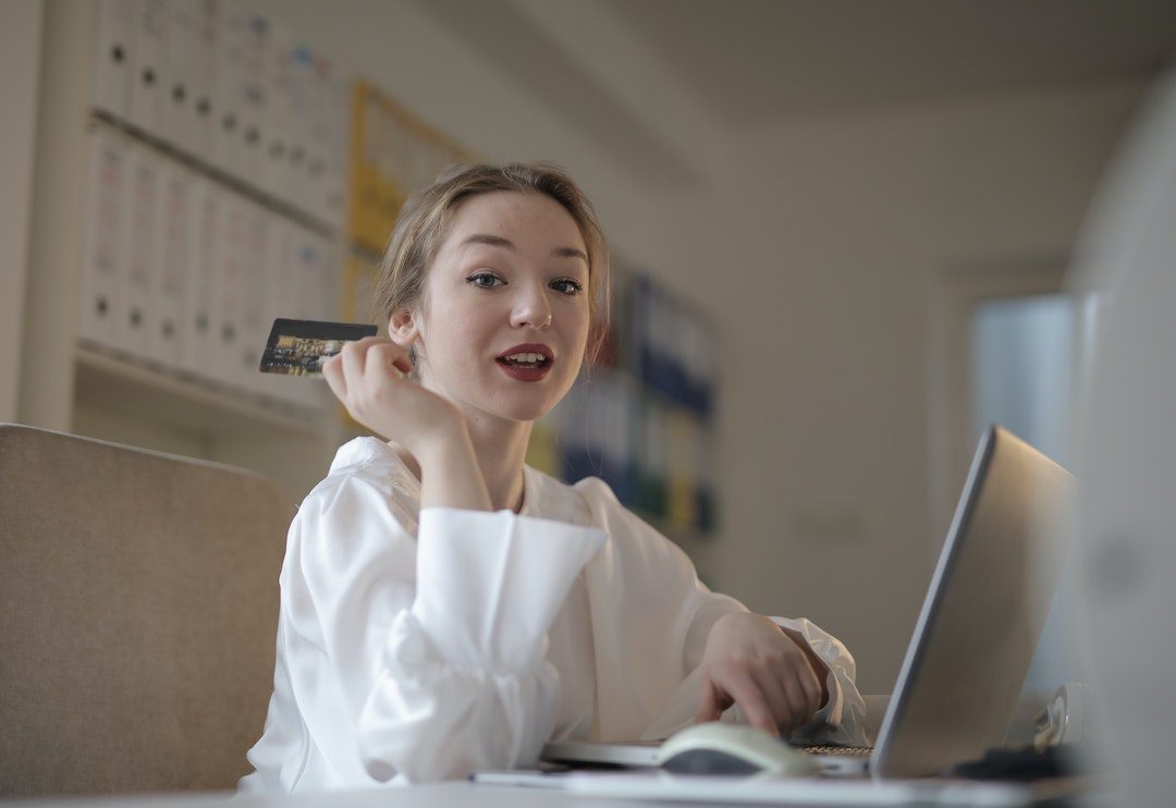 girl paying